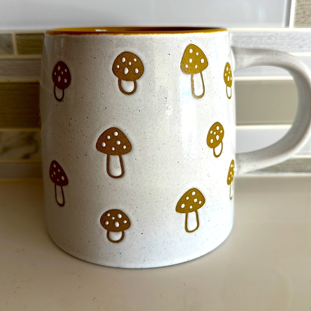 Mushrooms 🍄 white and mustard color 20 oz ceramic mug